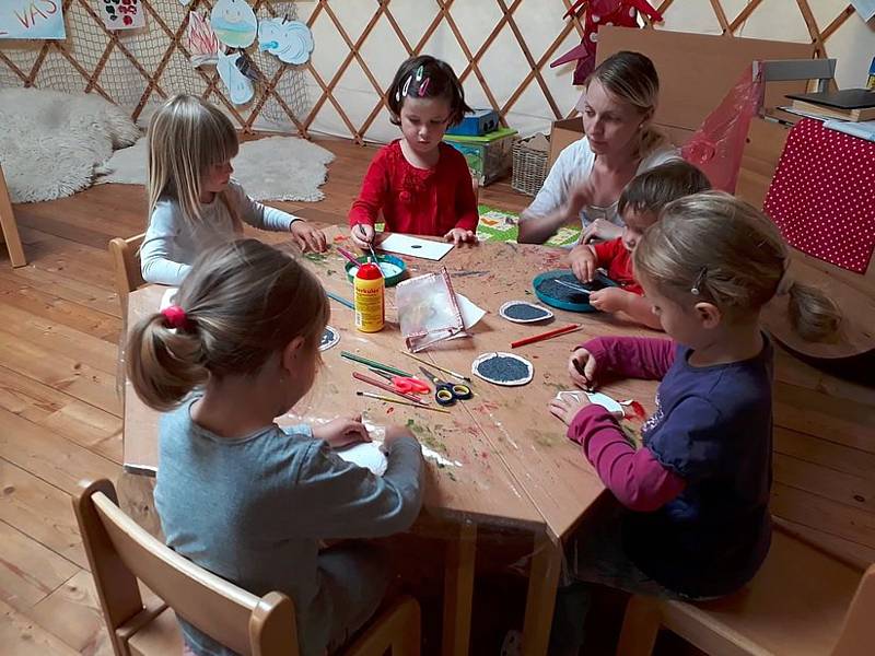 Lesní mateřská škola Studánka v Trubské: ruční práce v jurtě.