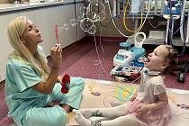 V Nemocnic Hořovice si s dětmi nově hrají terapeuti a speciální pedagogové.