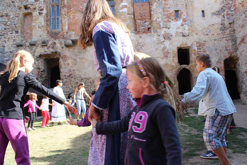 Točník o víkendu 15. a 16. září ovládli indiáni a otevřeli jeho brány dětem.