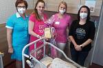 Společně  s primářkou novorozeneckého oddělení MUDr. Milenou Dokoupilovou předali dárek také hlavní sestra nemocnice Adéla Šubertová a staniční sestra šestinedělí Bc. Lenkou Skřivancová