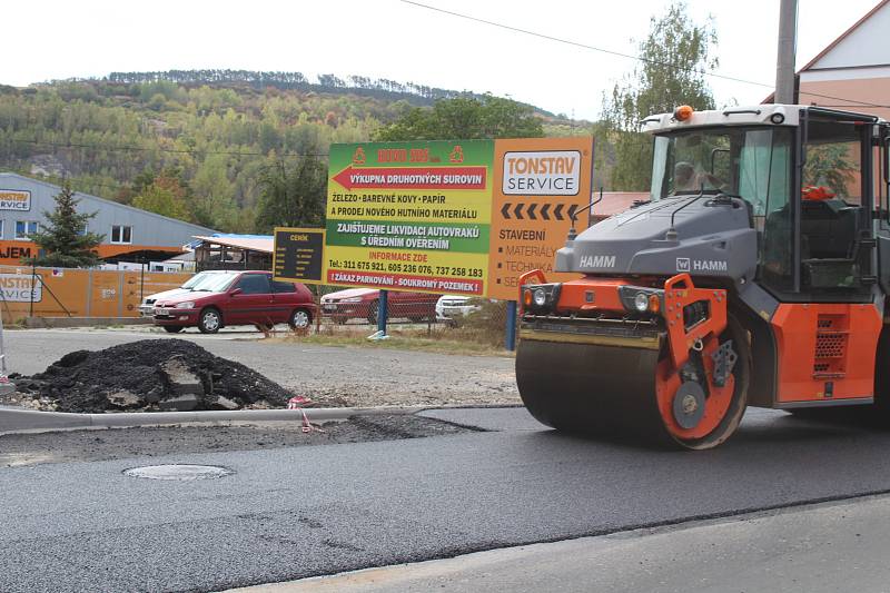 Na silnici v Plzeňské ulici se začal pokládat nový asfalt.