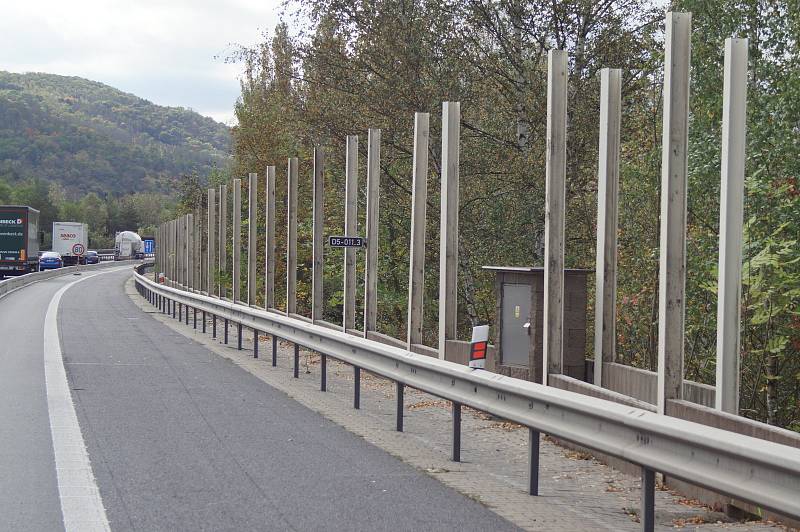 Protihlukovou stěnu na dálnici D5 u obce Loděnice, která již boj s kraválem nezvládala, nahradí nová konstrukce.