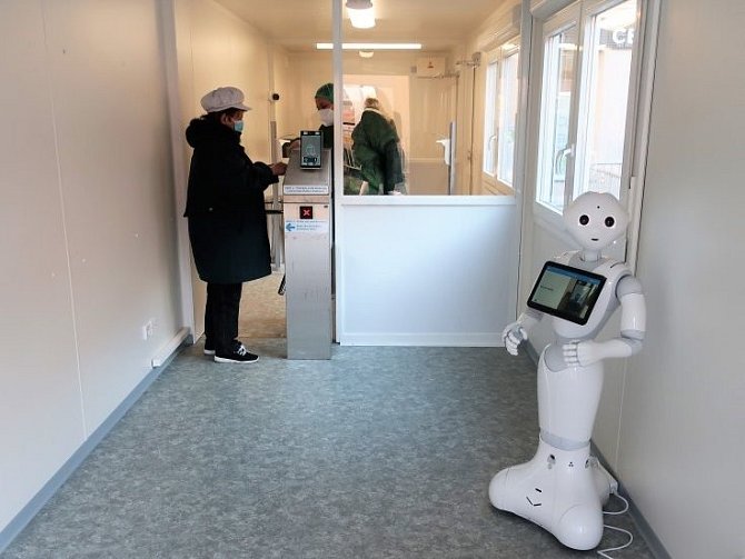 Vstup do hořovické nemocnice hlídá robot Pepper.