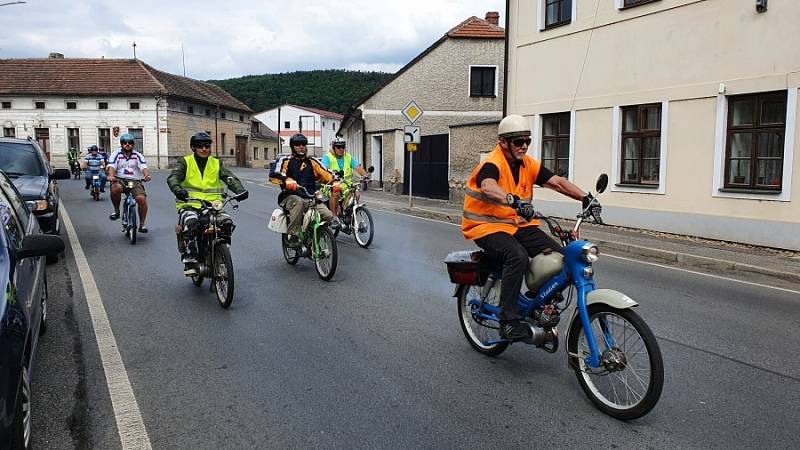 Desítky mopedistů i mopedistek se v sobotu před polednem sešly u obecního úřadu v Lochovicích.