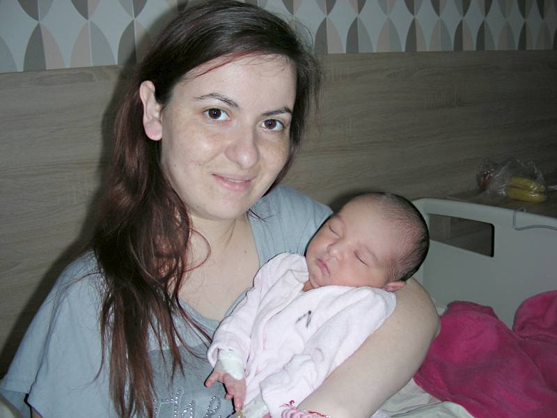 NOVOPEČENÁ maminka Dimitrina Asenova Katserova chová v náručí dcerku Nikolu Pavlisovou, která se jí narodila 16. března 2017. Holčička vážila po porodu 2,86 kg a měřila 48 cm. Tatínek Karel Pavlis si maminku a dcerku Nikolku odveze domů do Berouna. 