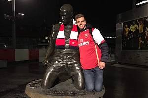 Ondřej Šípek mává z Arsenalu, jehož je velkým příznivcem a říká: Když už tu ligu vedeme, tak jedna z Londýna.