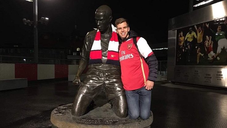 Ondřej Šípek mává z Arsenalu, jehož je velkým příznivcem a říká: Když už tu ligu vedeme, tak jedna z Londýna.