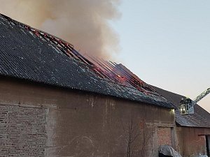 Požár stodoly s uskladněnými balíky sena v Libomyšli.