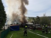 Požár v Hýskově zaměstnal v neděli několik jednotek hasičů.