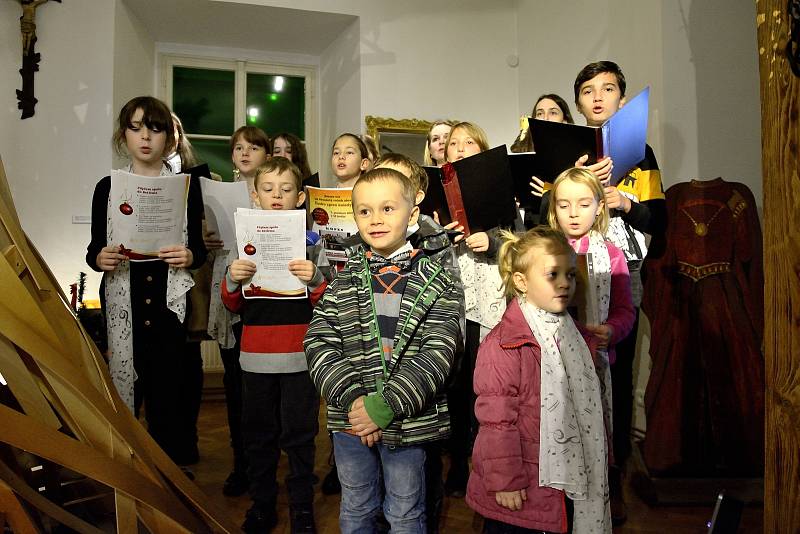 Na starém zámku v Hořovicích koledy zazpívaly děti z pěveckého sboru Základní umělecké školy Josefa Slavíka Hořovice.