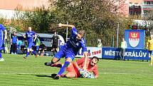 Fotbalisté Králova Dvora (v modrém) vyhráli středočeské derby.