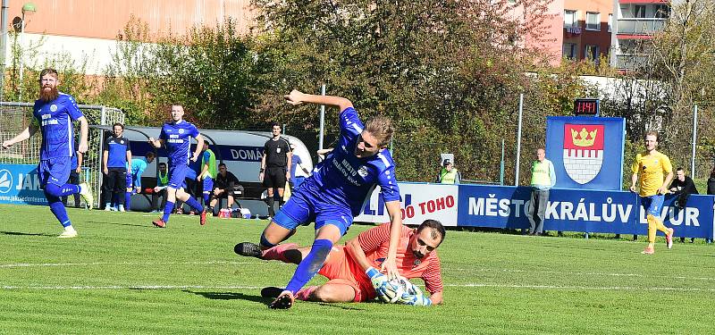 Fotbalisté Králova Dvora (v modrém) vyhráli středočeské derby.