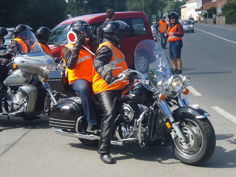 Na spanilou jízdu napříč regionem vyrazily od hořovického společenského domu desítky motorkářů.