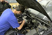 Z odborného výcviku na Středním odborném učilišti Beroun-Hlinky: práce na motoru Fordu Focus.