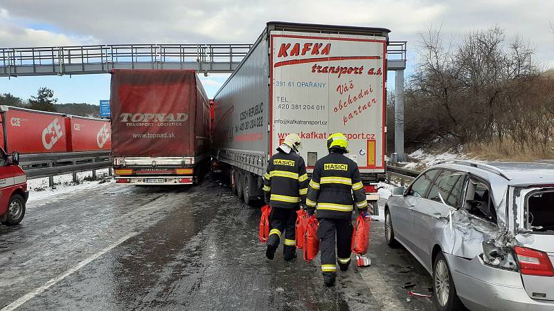 Dálnici D5 na 33. kilometru zablokovala ve čtvrtek 20. ledna hromadná nehoda.