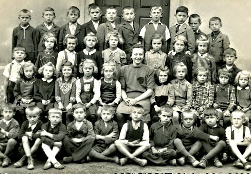 Žáci místní obecní školy v padesátých letech.
