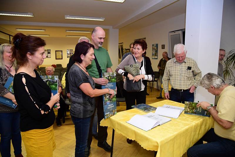 Ze křtu knihy 'Tajemství řeky Klabavy' v knihovně ve Strašicích.