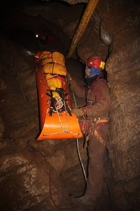 Hasiči nacvičovali v Netopýří jeskyni společný zásah se speleology.