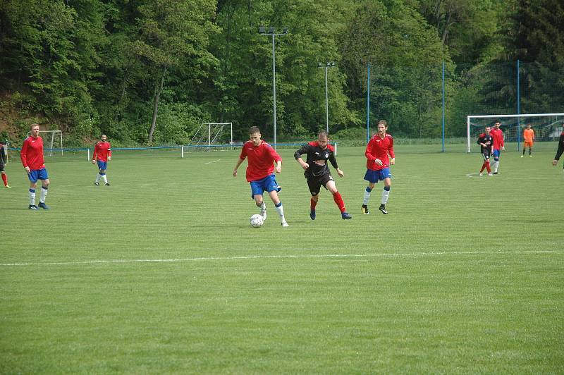 Fotbalová I. A třída: Komárov - Velká Dobrá 4:2 (2:1).