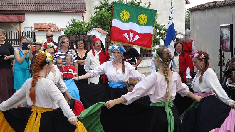 Na Tetín dorazil v sobotu 2. června průvod vévody Štěpána, další den pokračoval na Karlštejn v rámci královského průvodu.