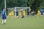 Jeden z nejlepších hráčů Hořovicka v duelu s Domažlicemi Jan Šubert (v modrém) se snaží obalamutit odchovance Hořovic v dresu Jiskry Martina Hrubého.