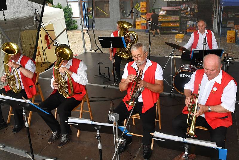 Odpoledne u Hvězdy s dechovou a cimbálovou muzikou, Beroun.