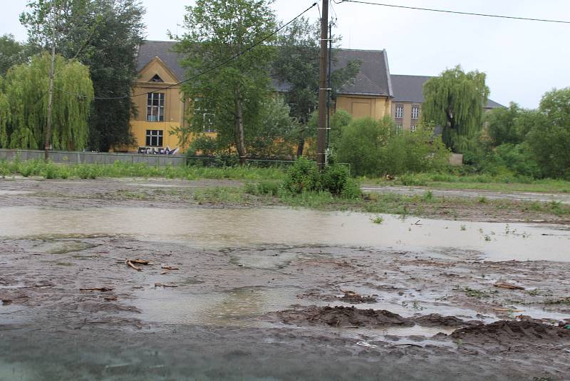 Profesionální i dobrovolní hasiči na Berounsku a Hořovicku zasahovali ve čtvrtek u desítek událostí. Vydatný déšť měl na svědomí zatopené silnici i sklepy rodinných domů a škol.