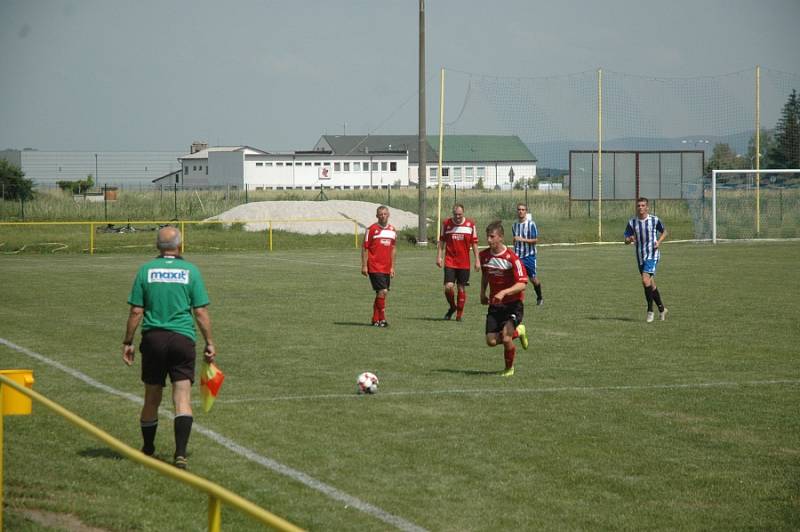 Fotbalisté Tlustice i přes prohru se Žebrákem v posledním kole měli důvod k oslavě.