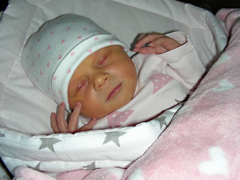 NA TŘI KRÁLE, 6. ledna 2018 se manželům Monice a Petrovi Tíkalovým narodilo první miminko, dcera Stela. Stelinka v ten den vážila 3,07 kg a měřila 48 cm. Rodiče si svoji hvězdičku odvezli domů do Radotína. 