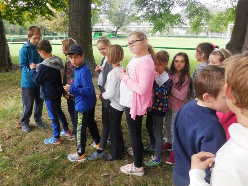 Děti ze školní družiny z berounského Závodí na cestě za pokladem.