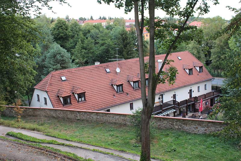 V zahradě zámku v Mníšku pod Brdy se v podání zadnotřebaňských ochotníků uskutečnila další derniéra muzikálu Postřižiny.