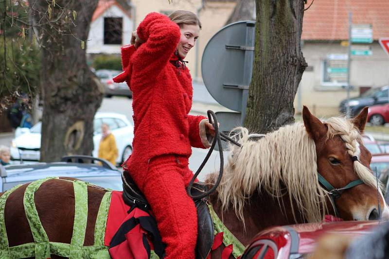 Poberounský masopust v Zadní Třebani.