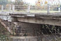Zchátralý most v Komárově