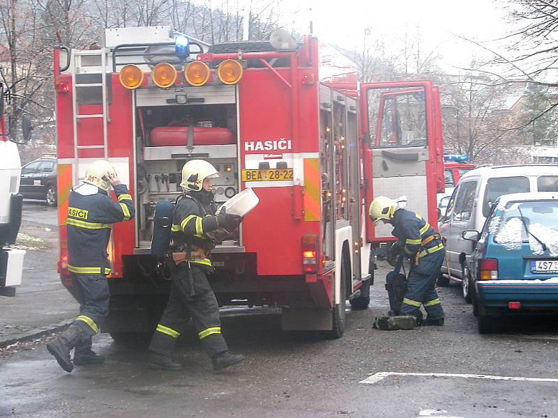 Požár a pád výtahu v paneláku v Berouně zaměstnal hasiče, záchranáře a policii