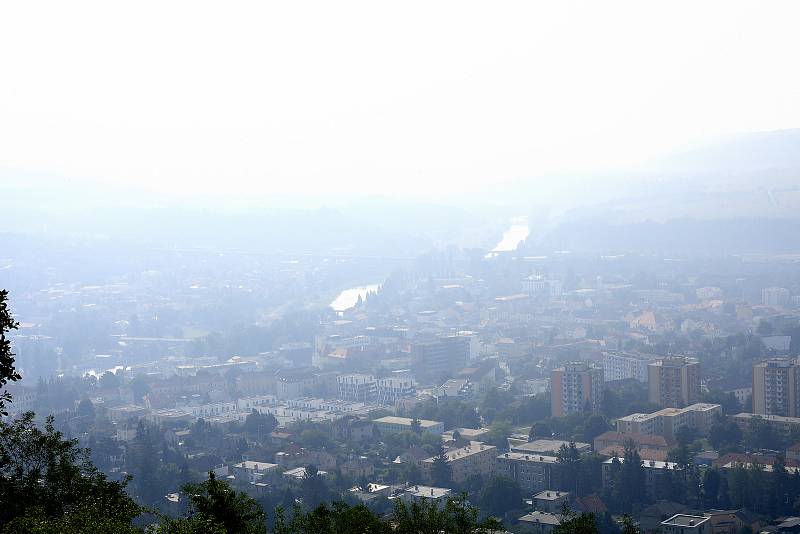 Modrý opar kouře z lesních požárů zahalil Beroun