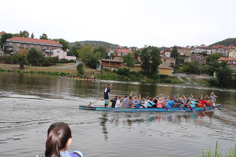 V berounském autokempu bylo o víkendu rušno. Konal se zde už 13. ročník závodů dračích lodí Berounský drak. Jeho součástí byl i Lunapark pro děti.