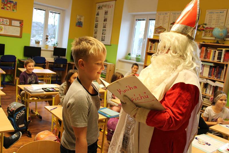 V Základní škole Vráž měli v úterý mikulášskou nadílku. Děti, co neměly čisté svědomí, se čerta bály. Někteří školáci i uronili slzičku.