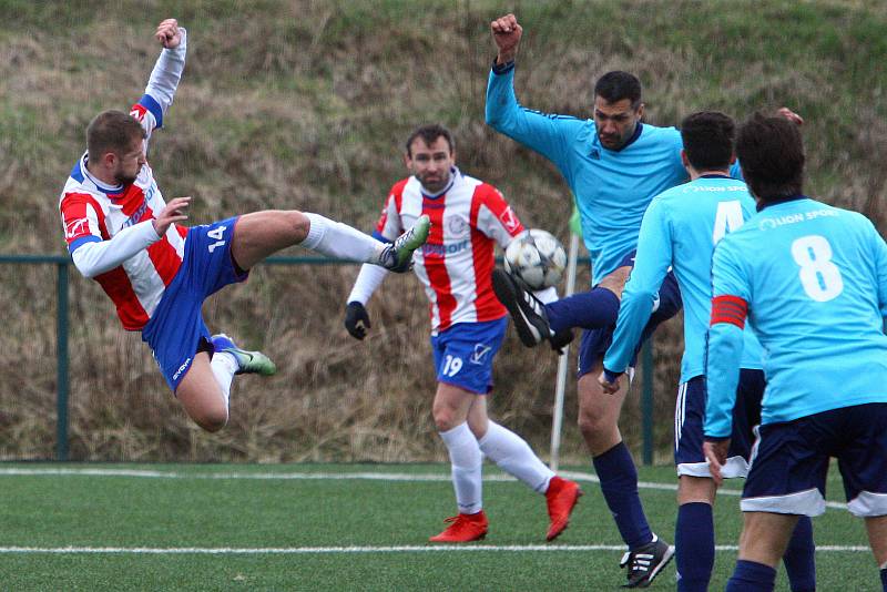 Fotbalová divize, skupina A: SK Senci Doubravka - Český lev Union Beroun 0:0, na penalty 3:4.