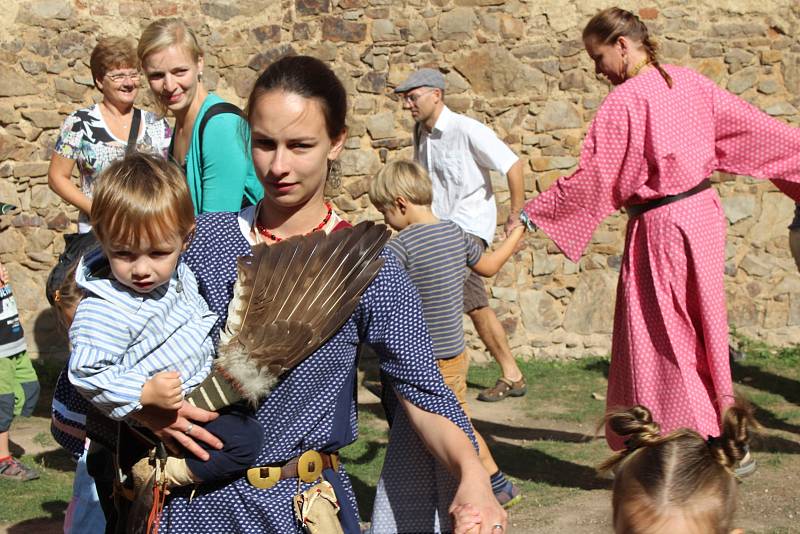 Točník o víkendu 15. a 16. září ovládli indiáni a otevřeli jeho brány dětem.