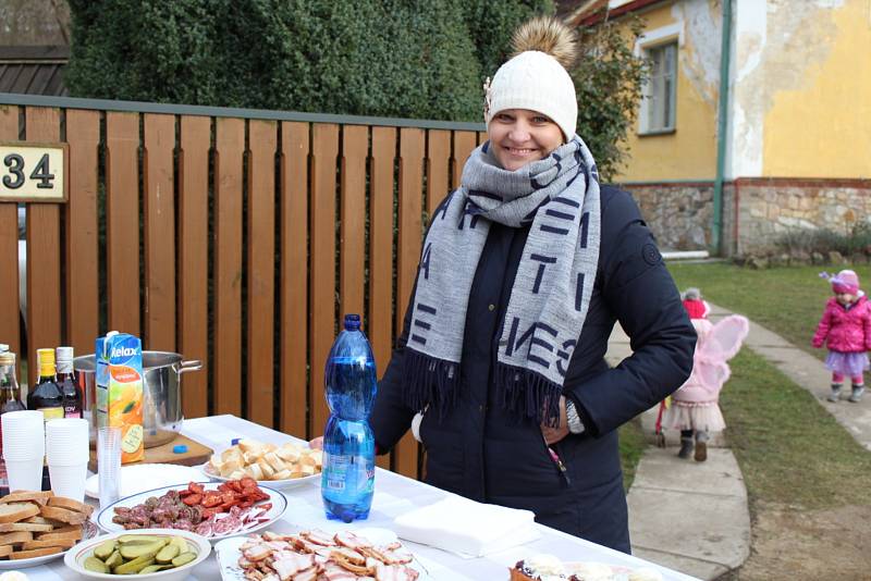 Tradiční masopust v obci Halouny byl opět ve znamení dobrého jídla, pití,  hudby  a bujarého veselý