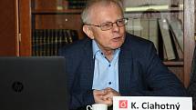 Na snímku vedoucí Ústavu plynných a pevných paliv a ochrany ovzduší VŠCHT Karel Ciahotný.