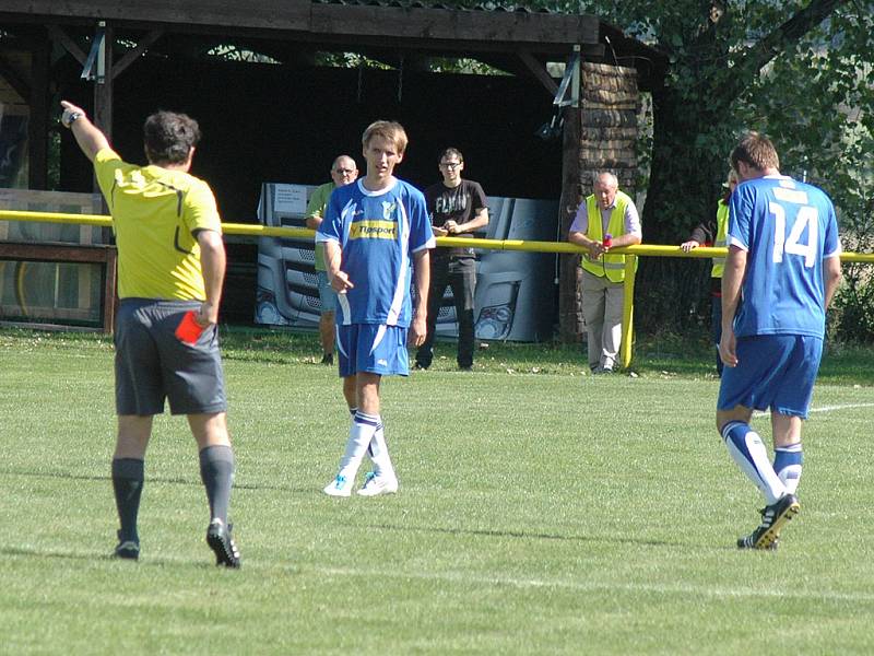 Hosté ze Sedlce vedli v Hostomicích již 3:0, nakonec se ale body po remíze 3:3 dělily.