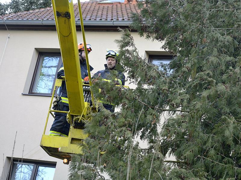 Ze zásahu králodvorských dobrovolných hasičů v souvislosti s vichřicí v Palachově ulici v Hořovicích.