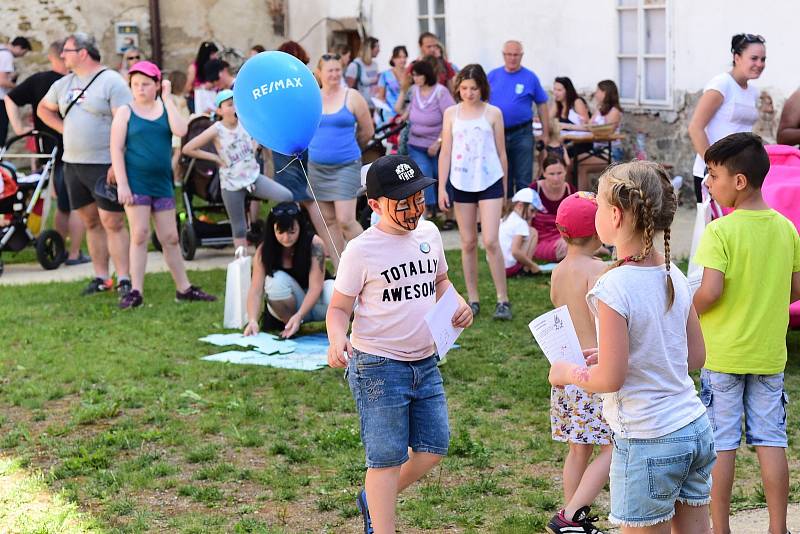 Z dětského dne se skřítky v zámeckém areálu v Králově Dvoře.