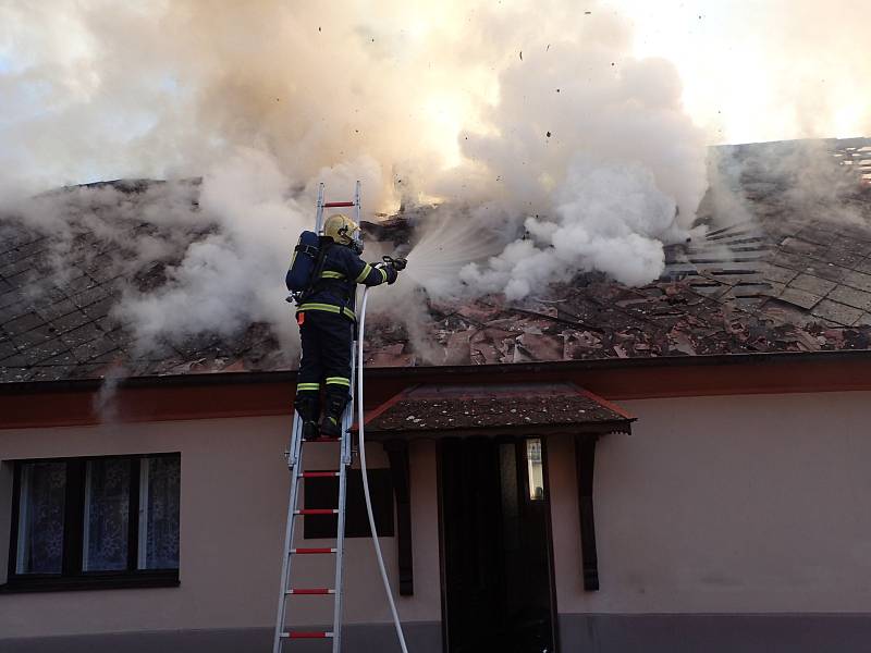 Požár rodinného domu ve Žloukovicích se škodou za jeden a půl milionu.