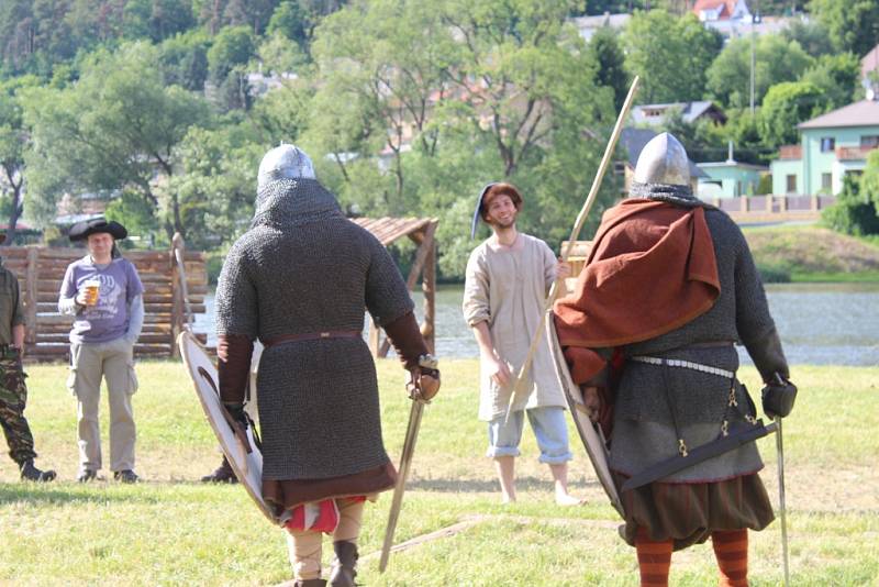 Letošní ročník Velké bitvy v Nižboru, který se konal v sobotu na prostranství Panské louky u řeky Berounky, přinesl přenesl návštěvníky nejen do středověku, ale i do období druhé světové války.