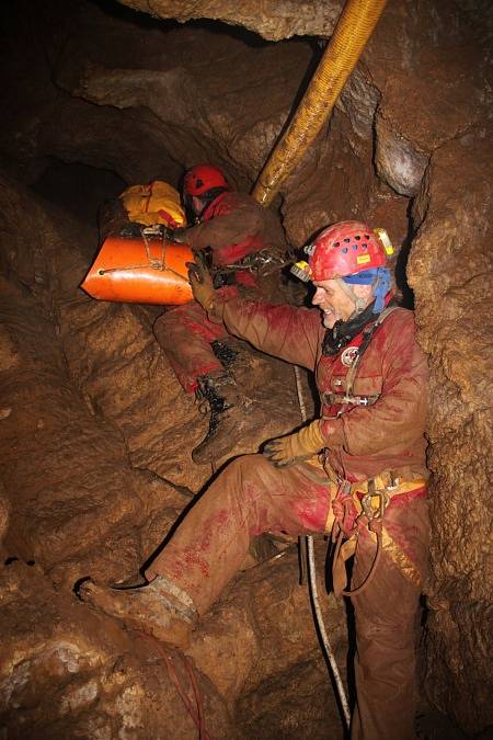 Hasiči nacvičovali v Netopýří jeskyni společný zásah se speleology.