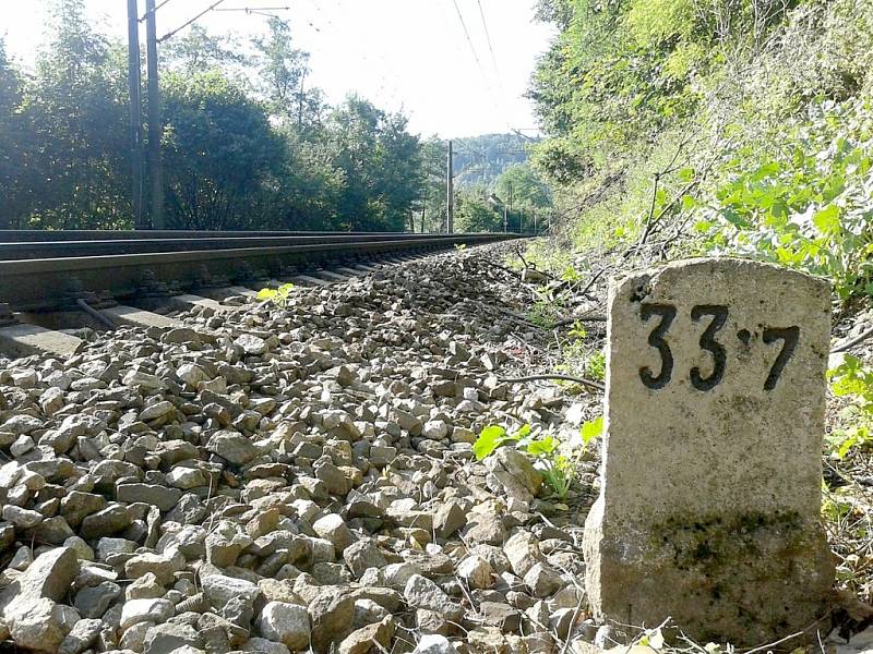 Dne 8. srpna 1943 krátce po třetí hodině ranní otřásly nočním tichem tři mohutné detonace na trati mezi Berounem a Srbskem. Stalo se tak v kilometru 33,7 pod Tetínskými skalami. Foto: Petr Pavlík 