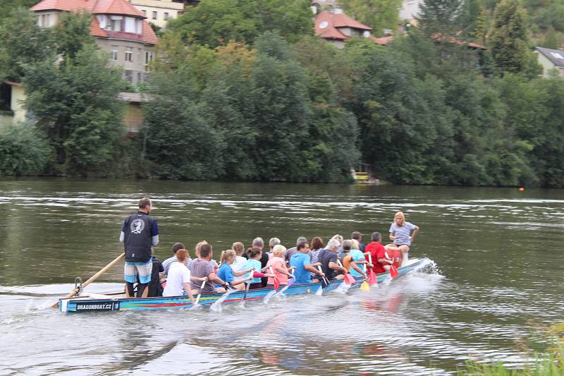 V berounském autokempu bylo o víkendu rušno. Konal se zde už 13. ročník závodů dračích lodí Berounský drak. Jeho součástí byl i Lunapark pro děti.