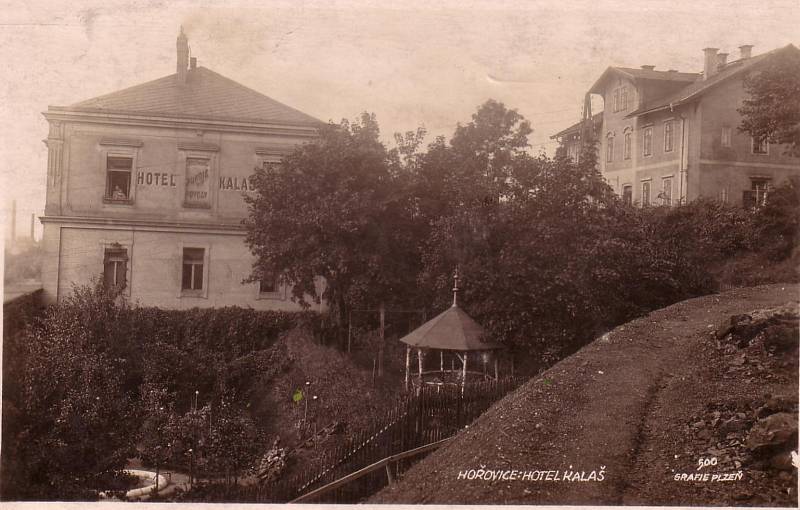 Po příjezdu do Hořovice cestující uvítal hotel Kalaš. Fotografie ukazuje, v jaké blízkosti byl hotel od nádražní budovy.